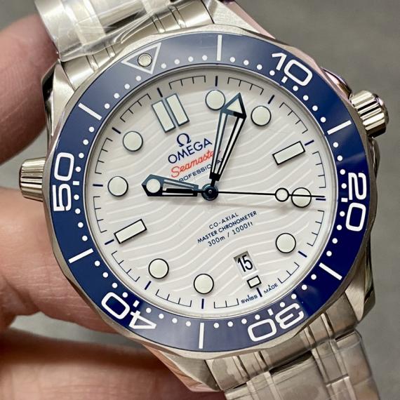 Omega Seamaster Diver 300M – White Dial / Blue Bezel